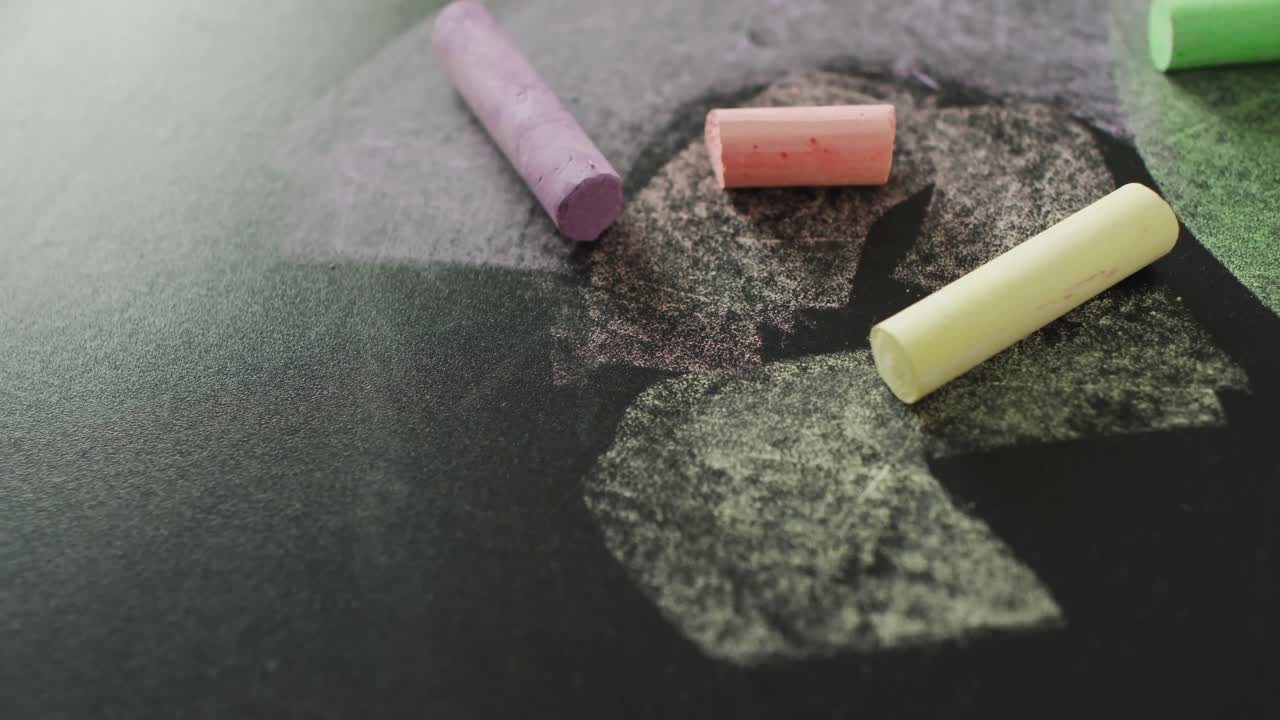 뒷면에 다채로운 파스텔로 구성된 비디오