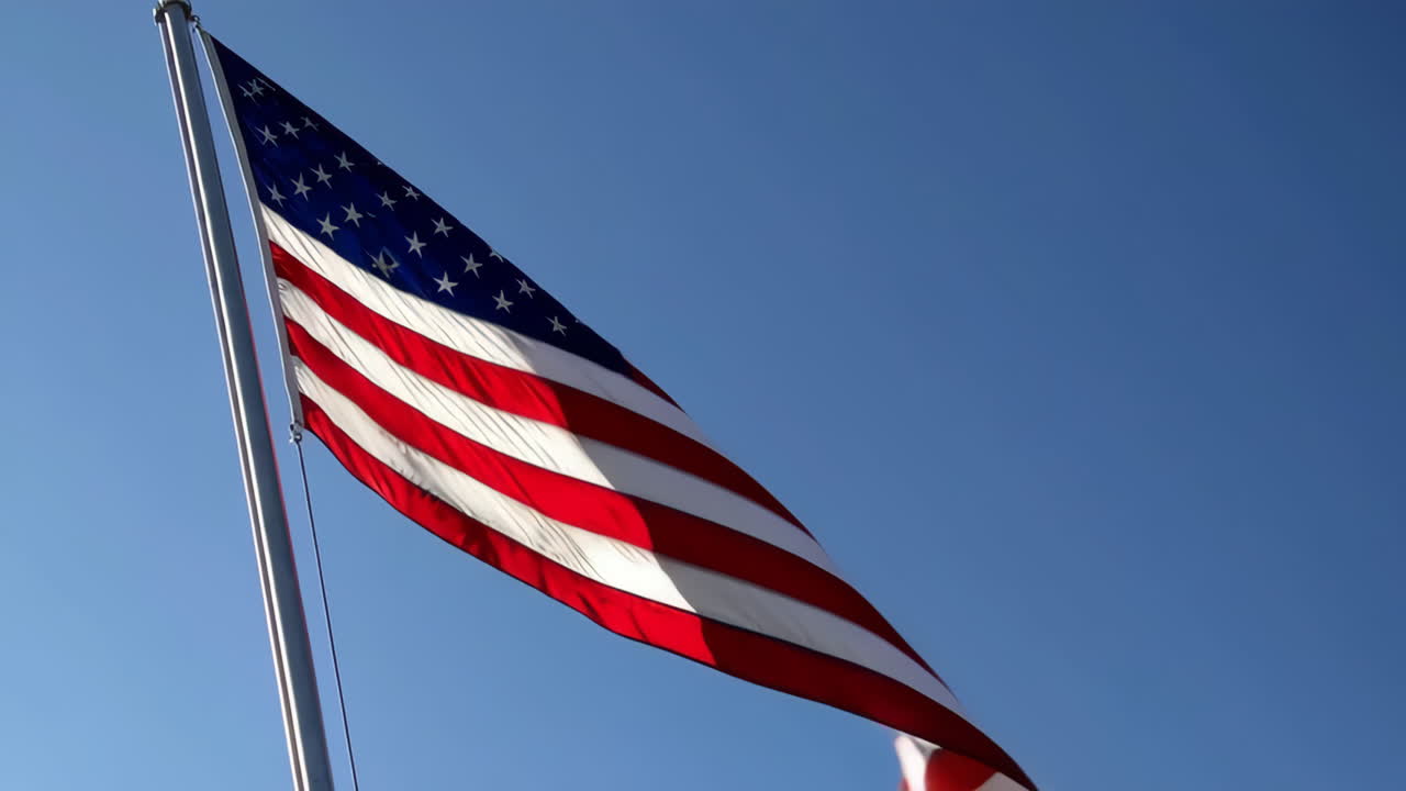 bandera estadounidense ondeando en el viento