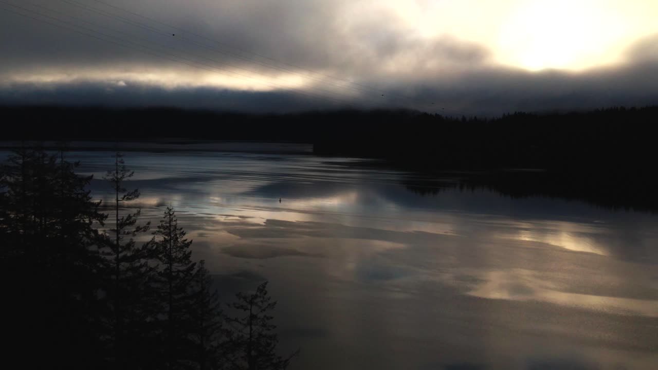 Upea pimeä ilmakuva Indian Arm -vuonosta Pohjois-Vancouverissa varhain aamuauringon noustessa voimakkaiden heijastusten kera, Deep Cove