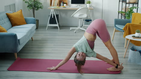 mujer practicando yoga en casa