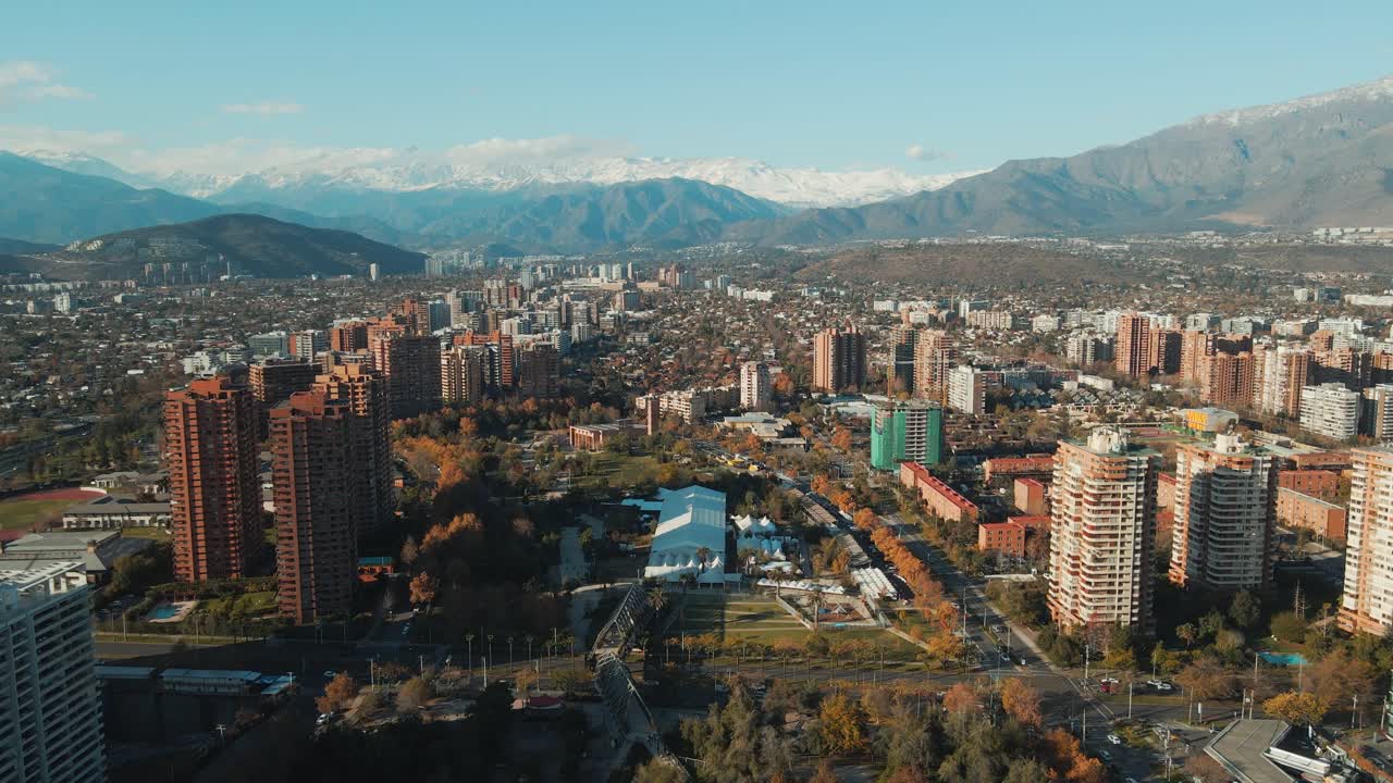 Skyline di grattacieli a Nueva Las Condes, Distretto di Las Condes, Santiago del Cile - ripresa aerea con drone