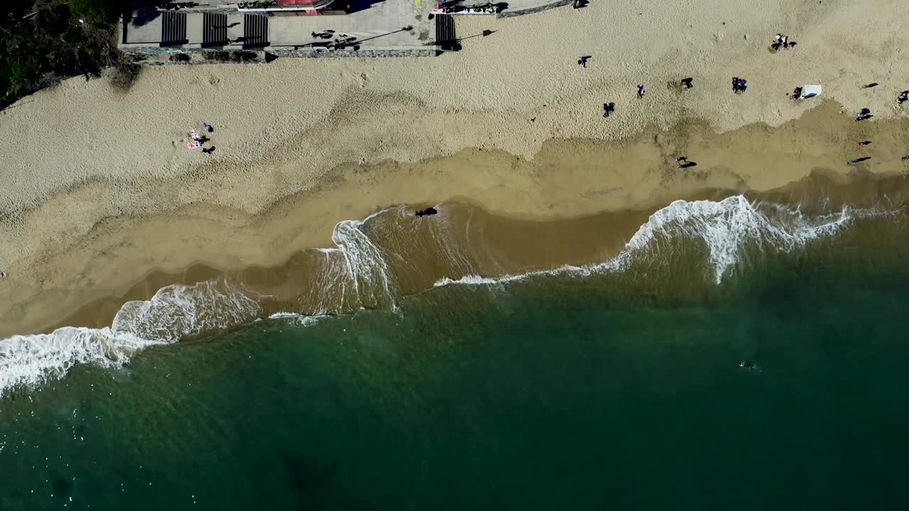 tomas aereas de la playa caleta abarca, de paso, ubicada en vina del mar, chile