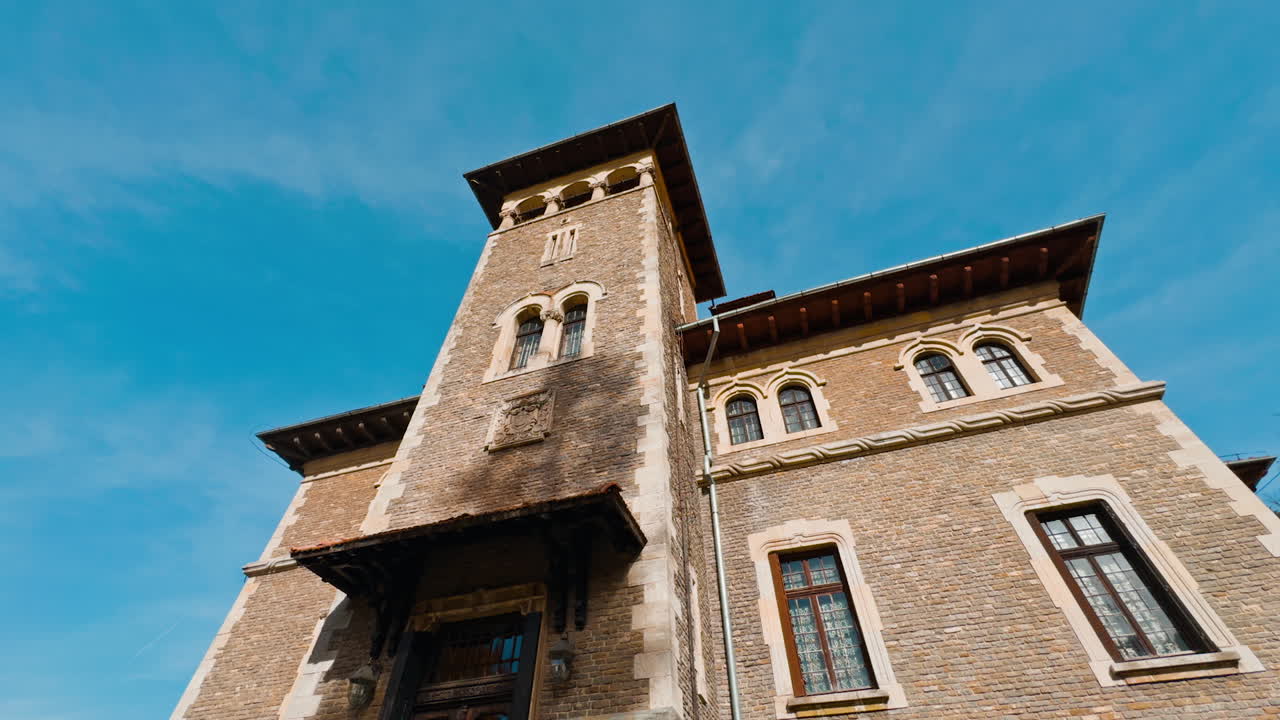 Vecchia dimora in mattoni con torre. Vista dal basso del palazzo situato in una zona montuosa.