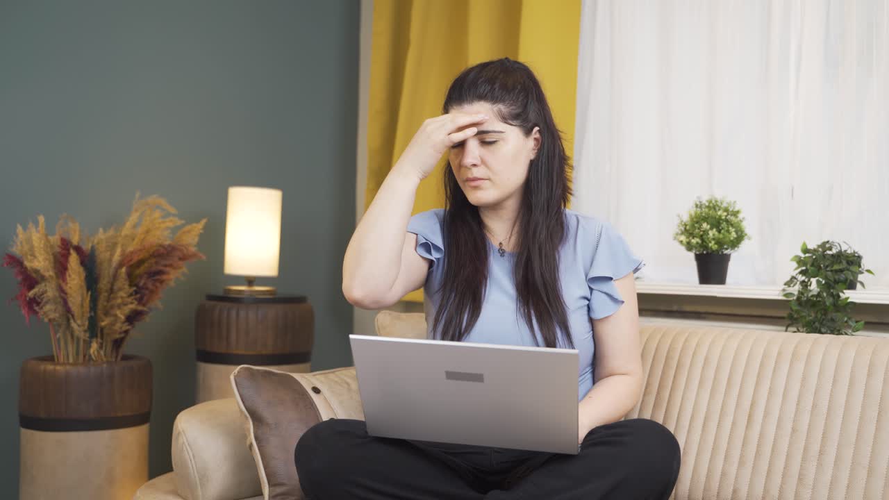 una mujer con dolor de cabeza.