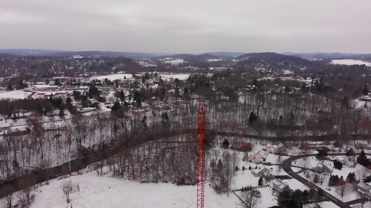 눈 폭풍 후 숲에서 라디오 타워