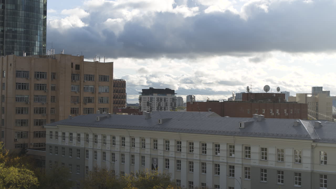 paisaje urbano de una ciudad moderna e histórica