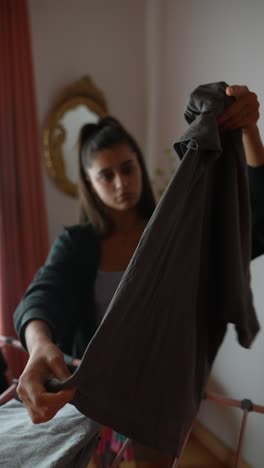 mujer lavando la ropa