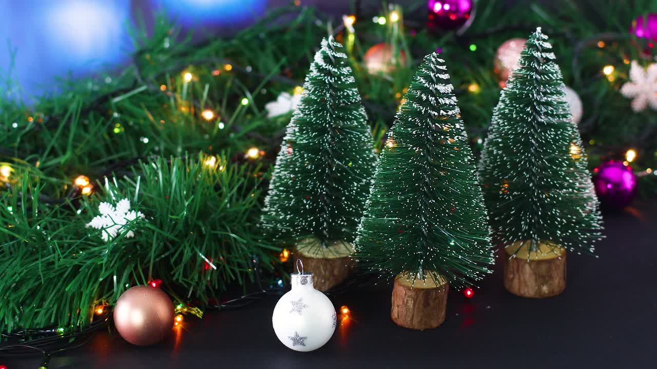 decoración brillante de navidad con luces parpadeantes, adornos de navidad y pequeños pinos