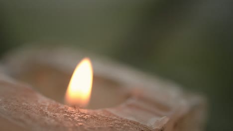 primer plano de una vela ardiendo una llama