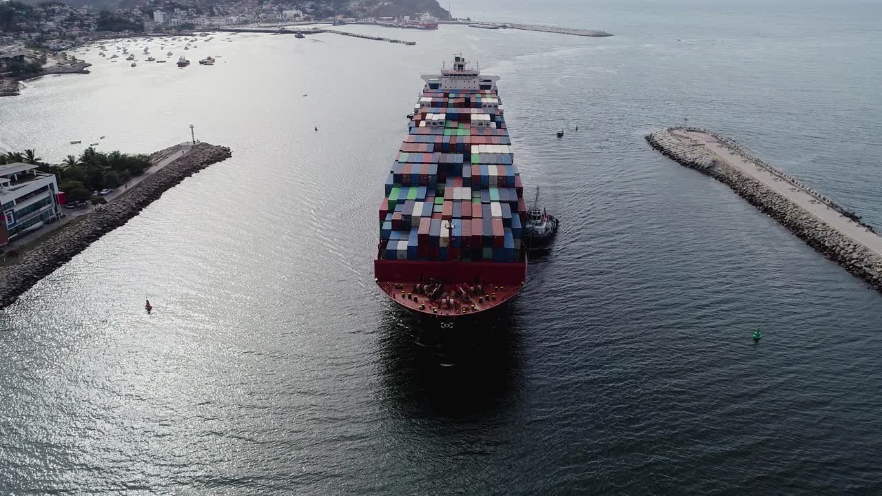 vista aérea frente a un gran granelero, llegando al puerto marítimo de manzanillo - marcha atrás, inclinación, disparo de drones