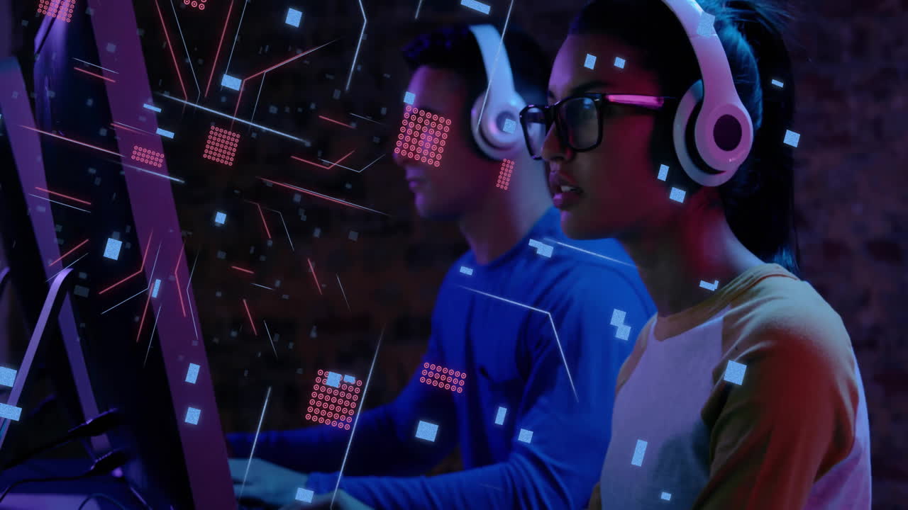 animación de la placa de circuitos con procesamiento de datos sobre diversos empresarios en la oficina