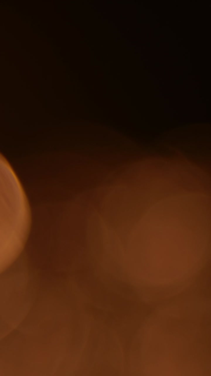 Luci bokeh astratte arancioni calde su sfondo scuro