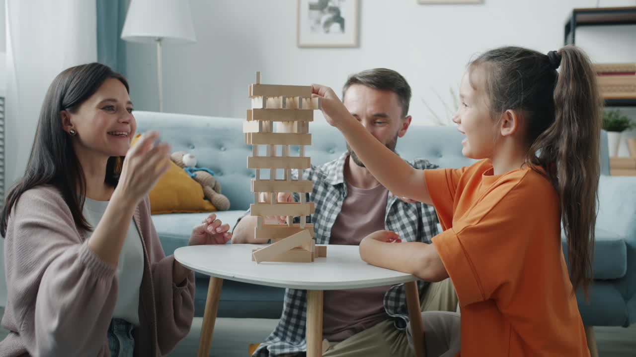 familia jugando con bloques de madera