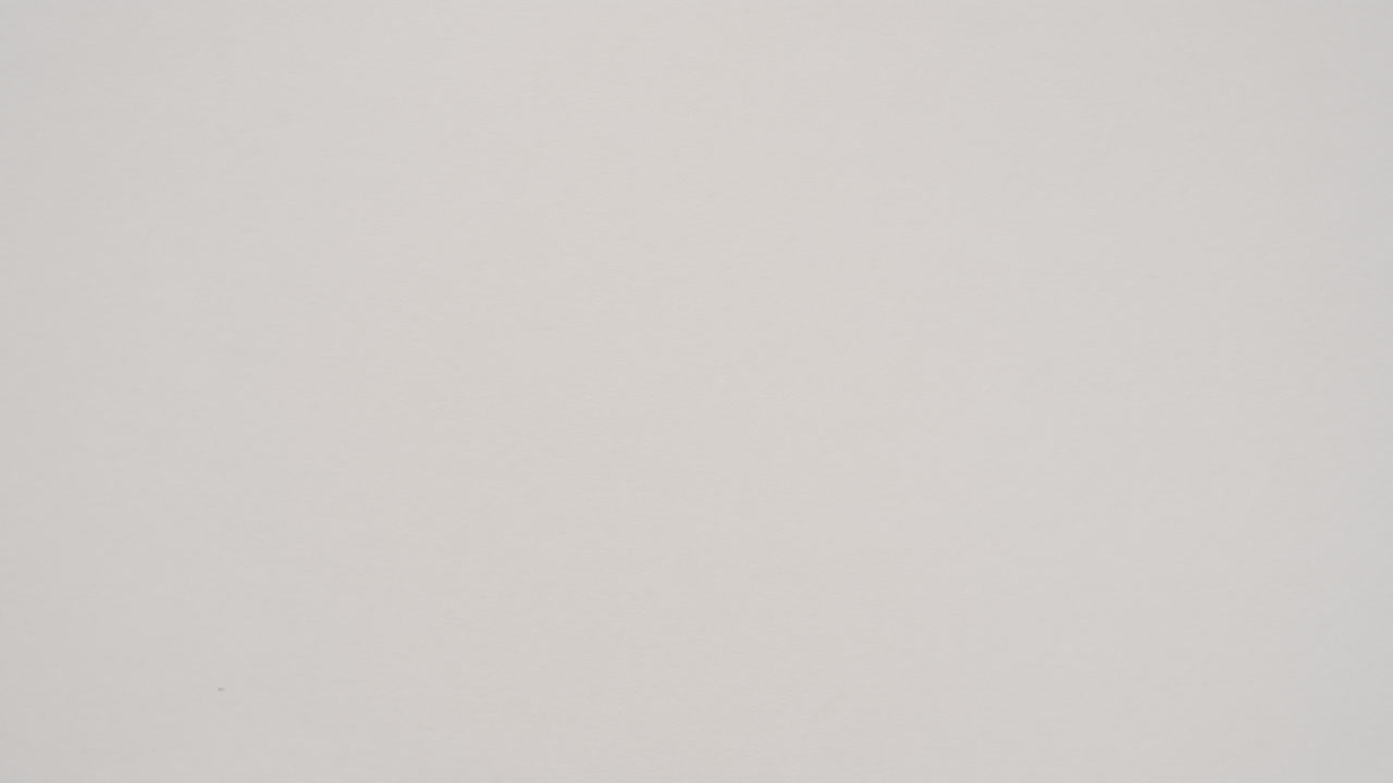 cerca de la tira de papel que se está arrancando descubriendo el fondo de la pantalla verde debajo de 4