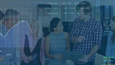 animación del procesamiento de datos y diagramas sobre diversos colegas discutiendo el trabajo
