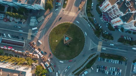 aerial 4k vista superior vídeo de hiperlapso del tráfico en un círculo