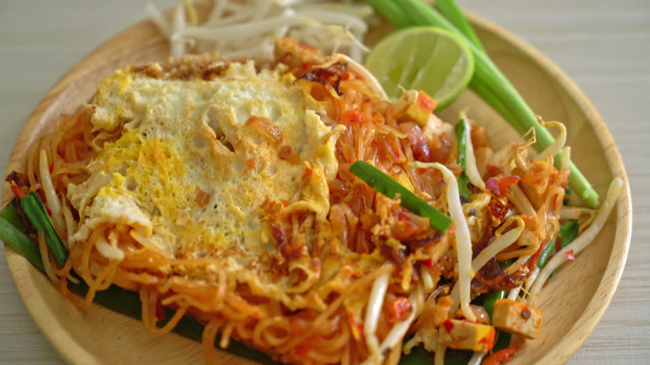 pad thai - fideos salteados al estilo tailandés con huevo - estilo de comida asiática