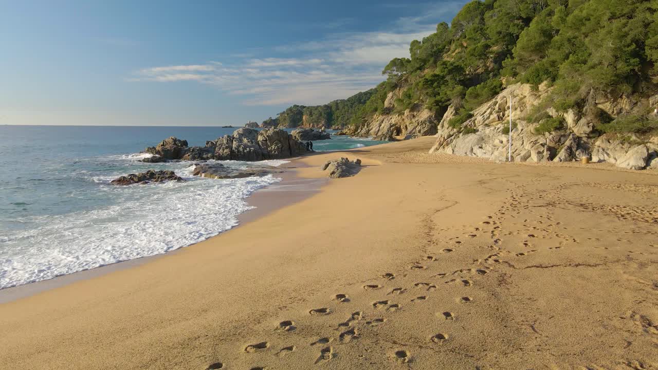 praia mediterrânea paradisíaca águas azuis turquesa sem pessoas drone vista aérea espanha catalunha costa brava blanes lloret de mar maiorca ilhas baleares