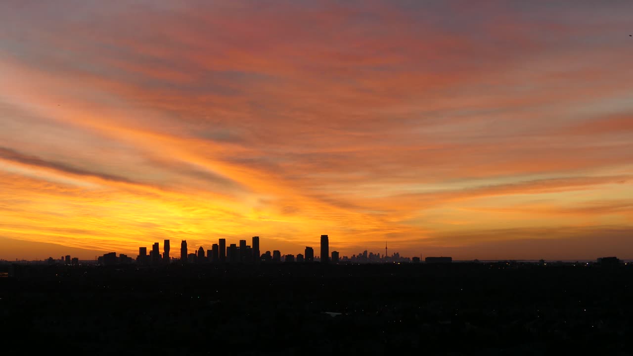 미시사가 스카이라인을 바라보는 일몰 저속 촬영