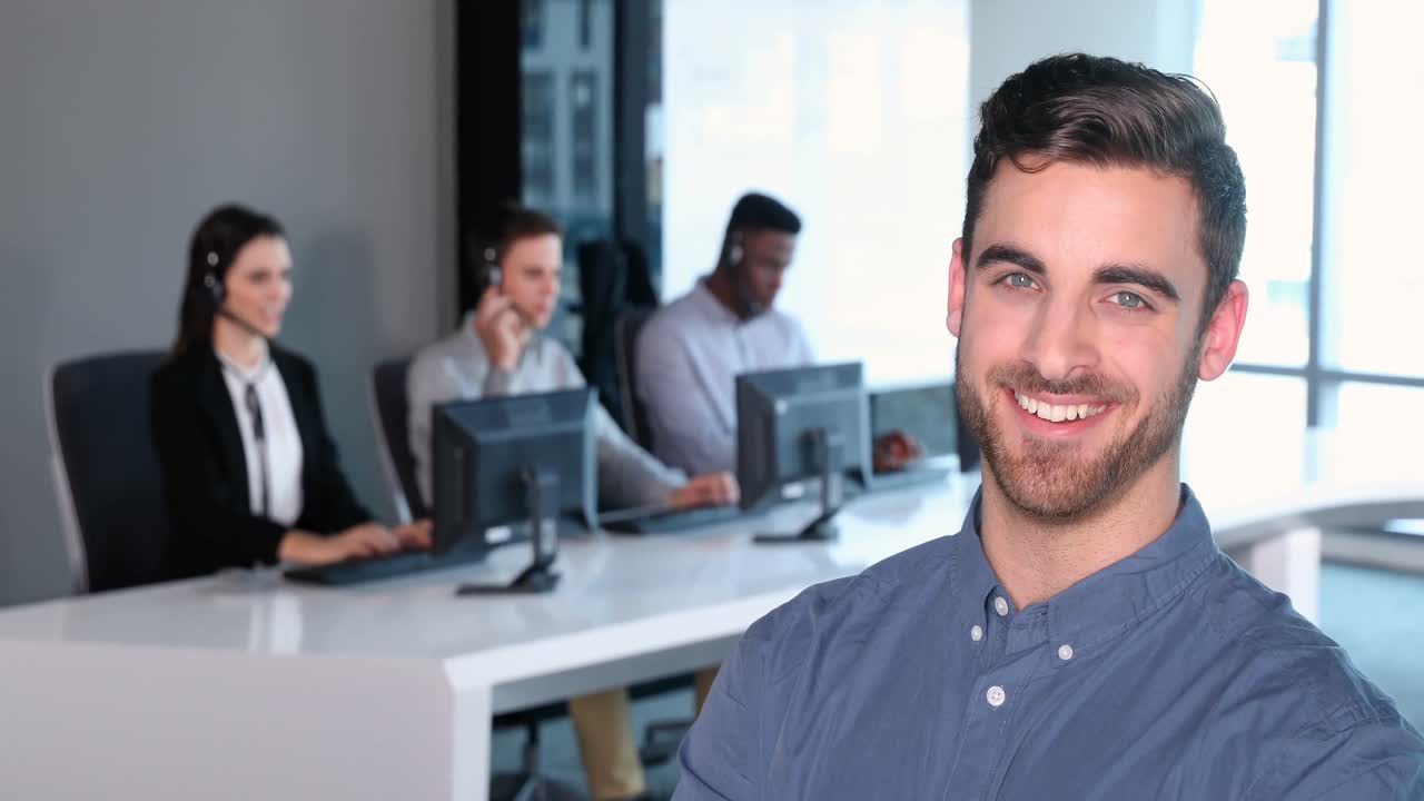 entrenadora ejecutiva de servicio al cliente supervisando a su equipo 4k