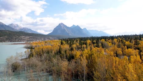 Drone-Volando-Hacia-Atrás-Revelando-Un-Hermoso-Paisaje-Otoñal