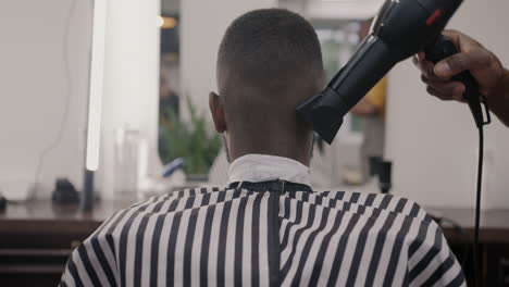 un hombre se corta el cabello en la barbería.