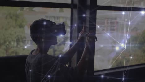 animación de la red de conexiones sobre la mujer que usa auriculares vr