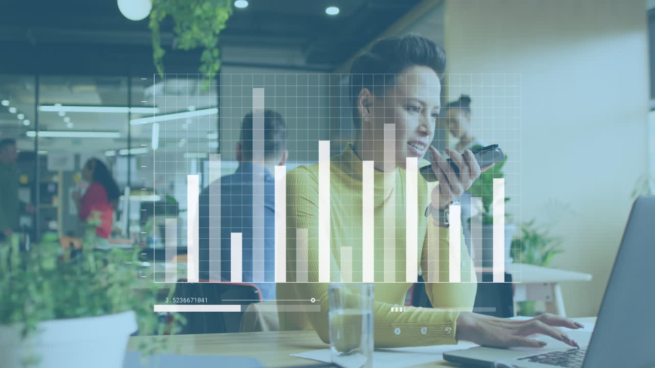 animación del procesamiento de datos sobre diversas personas de negocios que trabajan en la oficina
