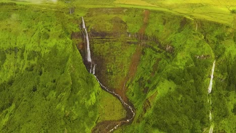 imágenes de drones de la cascada "cascata da ribeira do ferreiro" en la isla de flores azores