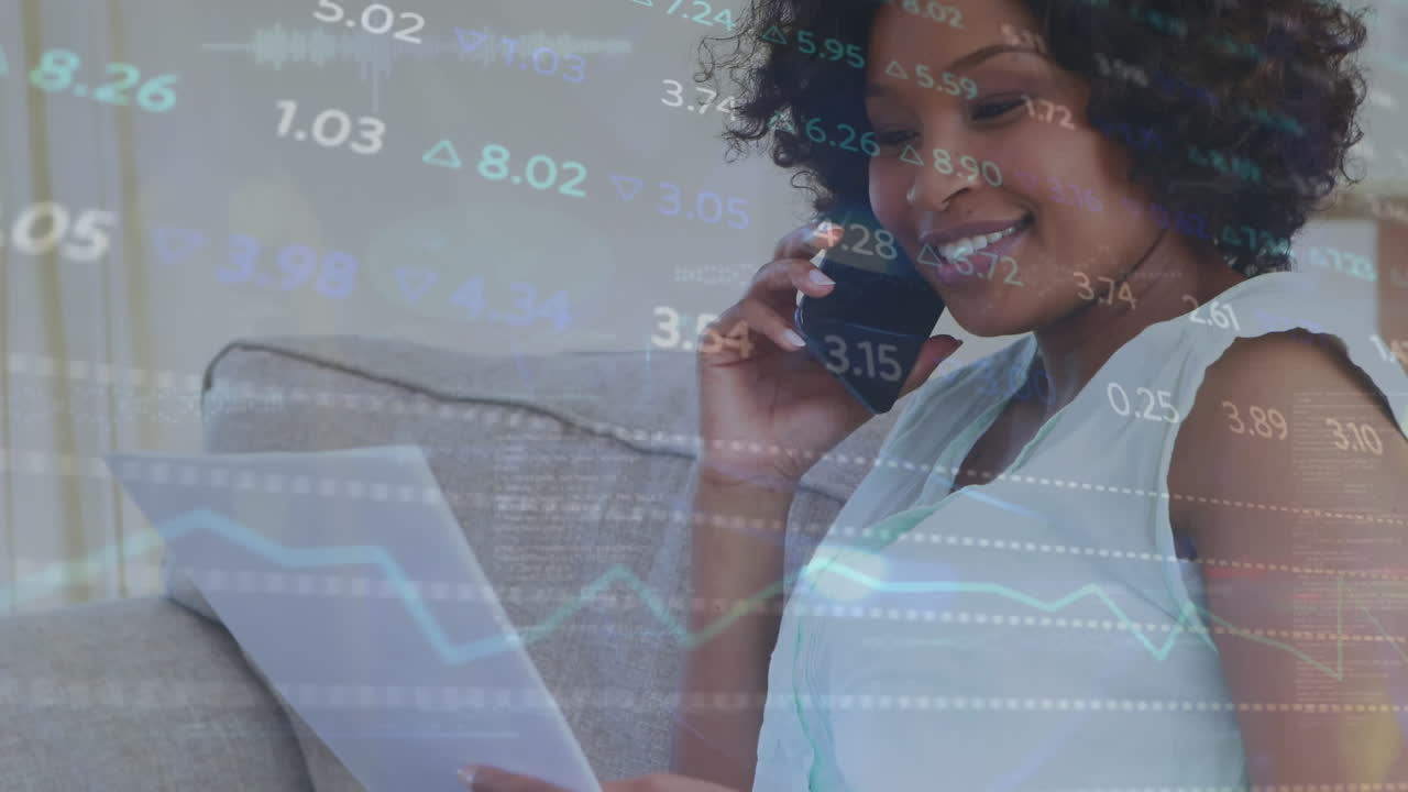 animazione dell'elaborazione dei dati finanziari su una donna d'affari che utilizza uno smartphone