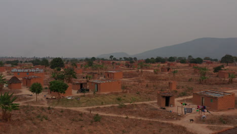 Viajando-Frente-En-Un-Pequeño-Pueblo-Africano,-Angola-1