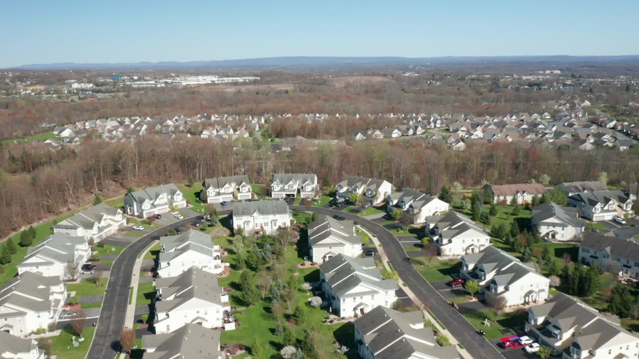 imágenes aéreas de drones de 4k de condominios y viviendas residenciales de callejón sin salida en middletown, nueva york