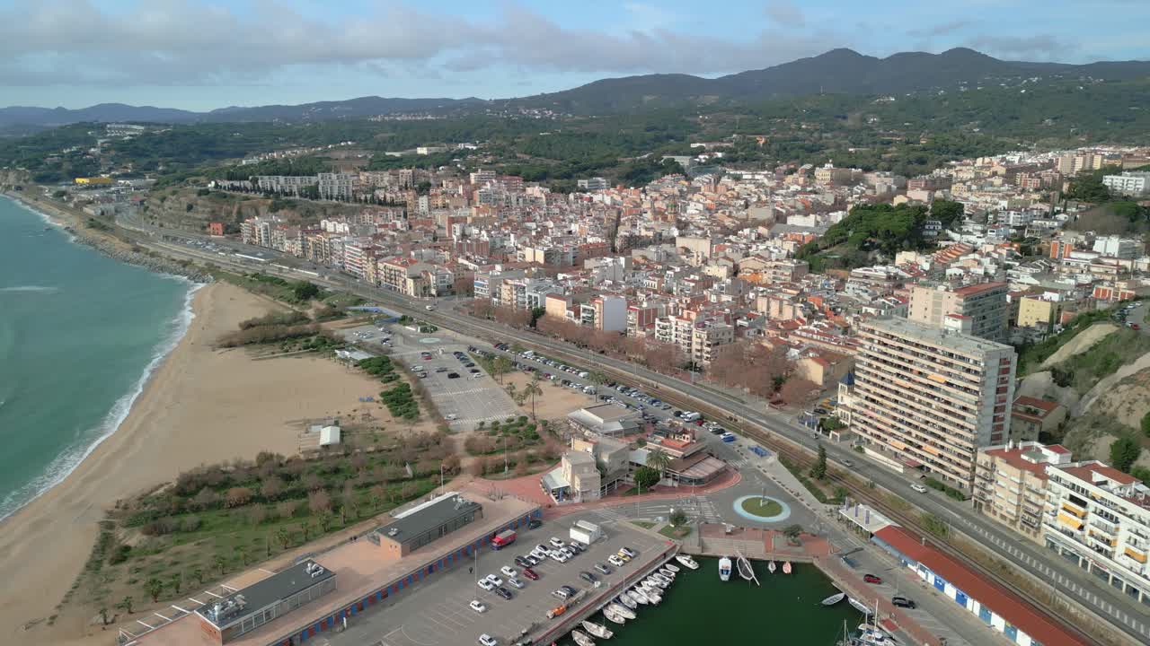 바르셀로나 지방의 코스타 델 마레스메에 있는 아레니스 데 마르 마을의 항공 이미지