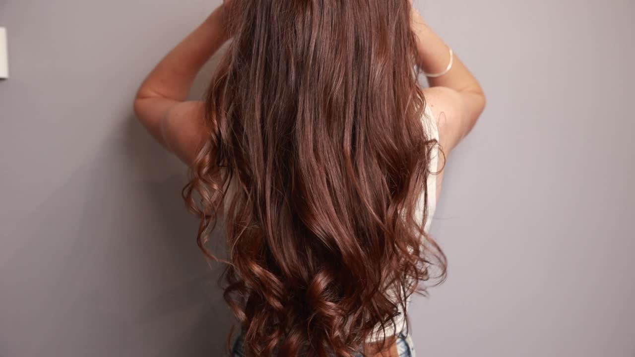 mujer de cabello largo y rizado marrón