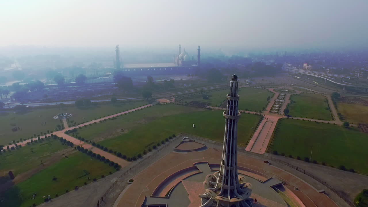vista aérea del minar-e-pakistan a la famosa mezquita badshahi de mughal, un monumento nacional ubicado en lahore, pakistán