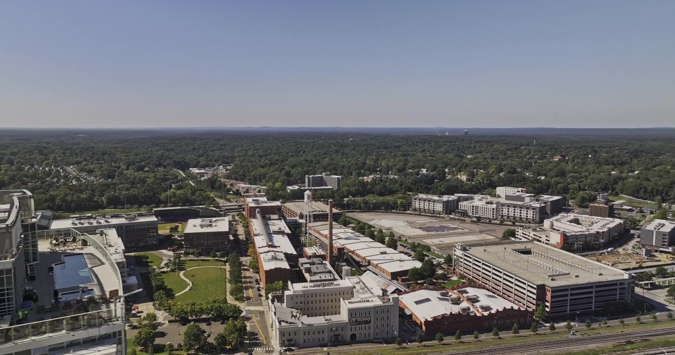 Durham, Caroline du Nord - Survol aérien v10 à basse altitude depuis Central Park vers les gratte-ciel du centre-ville et le corridor ferroviaire - Filmée avec un Mavic 3 Pro Cine - 1er octobre 2023