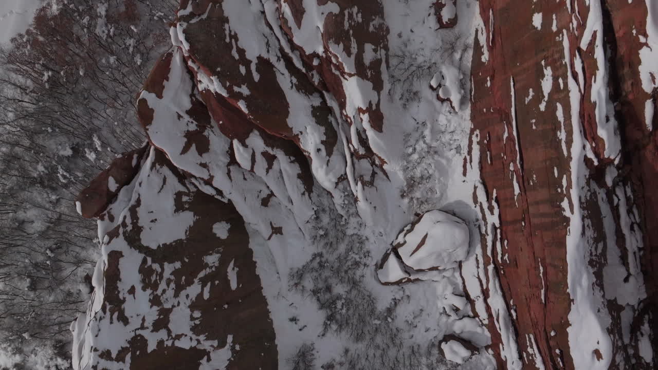 nieve fresca soleada bluesky roxborogh parque estatal campo de golf drone aéreo colorado rango delantero invierno primavera profundo polvo dramático rocas rojas afiladas paisaje de montaña littleton denver vista de ojo de pájaro hacia adelante