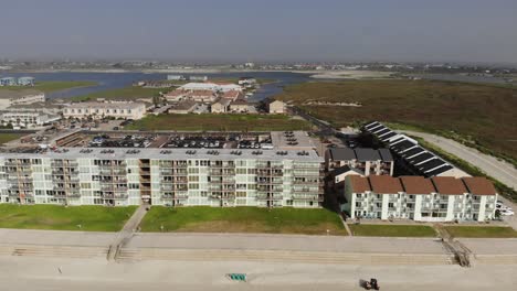 pan a la izquierda del complejo de condominios y hotel con vista a la entrada del canal
