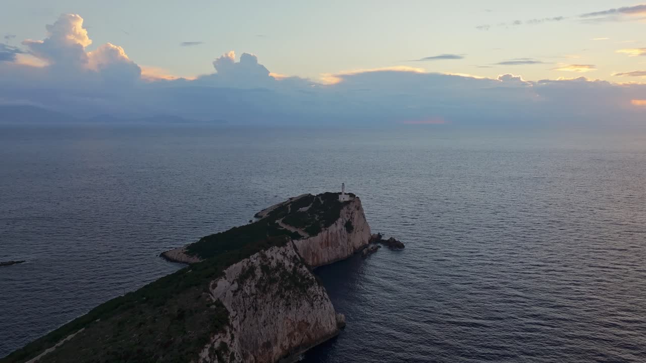 Le onde ioniche si infrangono sotto la luce di Capo Lefkatas, Lefkada, Grecia