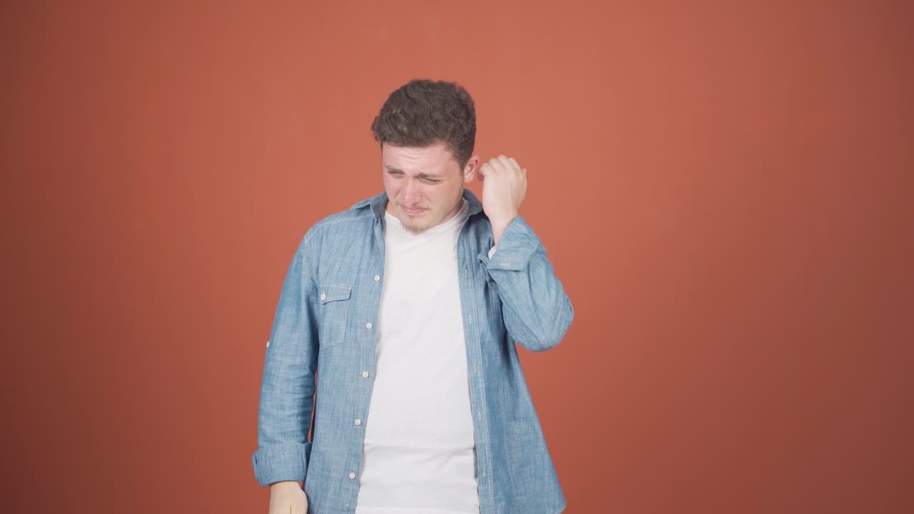 hombre con picazón en las orejas.