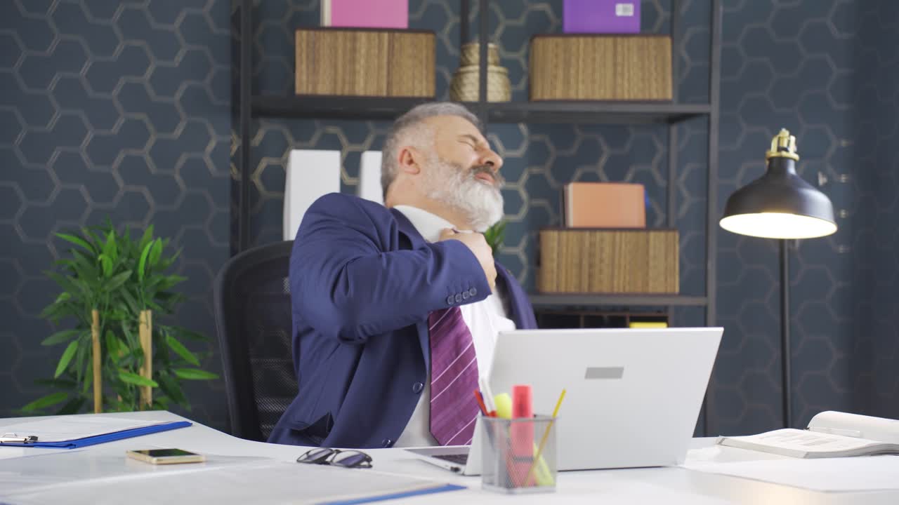 비즈니스맨이 심장마비를  ⁇ 고 있습니다.