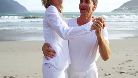 pareja madura juntos en la playa