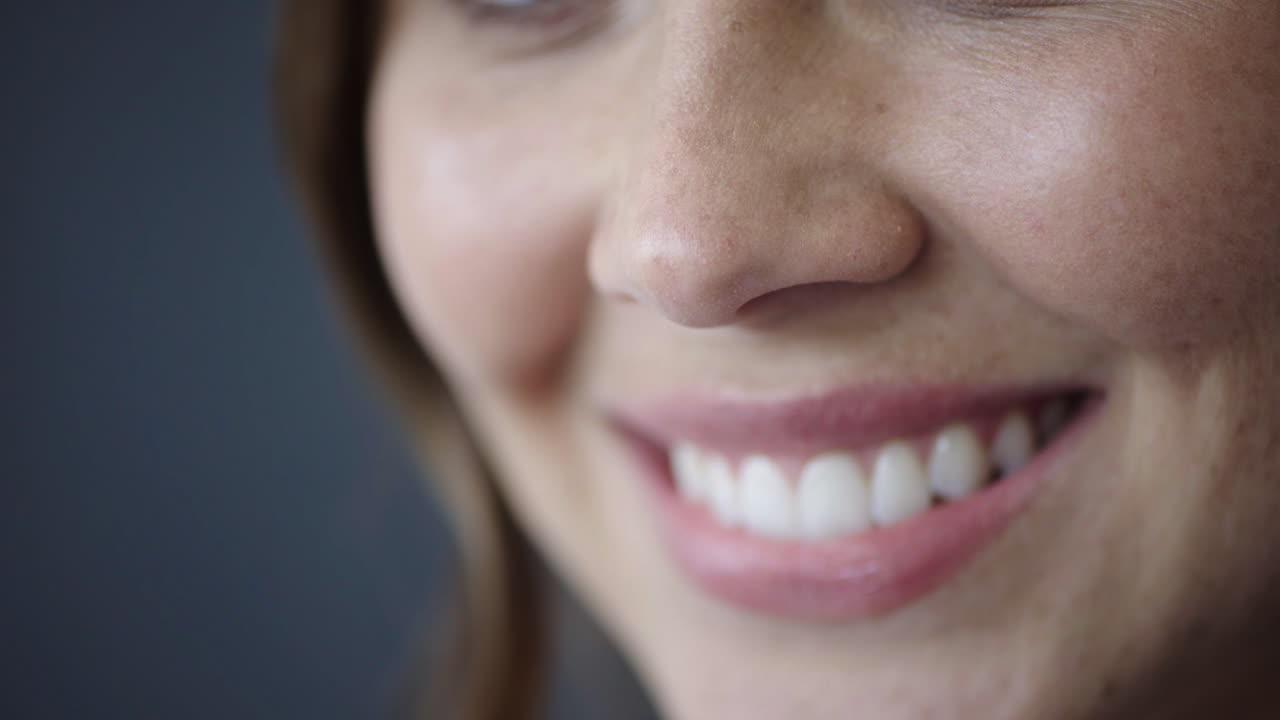 cerca de la boca de la mujer sonriendo dientes blancos saludables concepto de salud dental