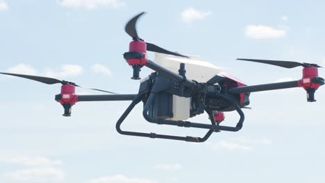 dron profesional con cámara volando en el cielo azul