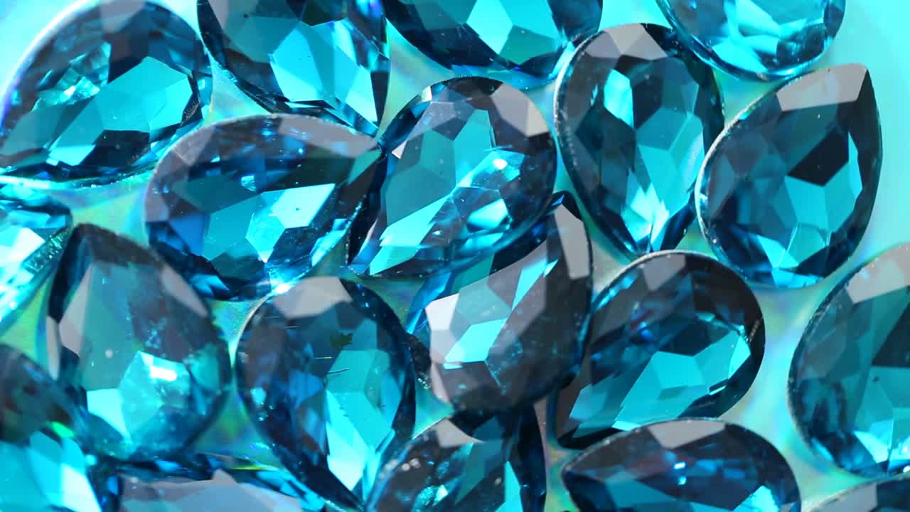 파란 유리 구슬, 아름다운 보석과 돌, 반이는 아름다운 반이는 배경.