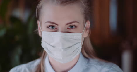 mujer joven con síntomas de coronavirus covid 19 3