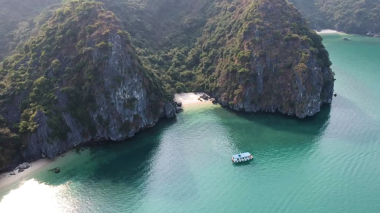 un dron aéreo disparó sobre la bahía de ha long, el mar azul y las islas de piedra caliza de la bahía de lan ha
