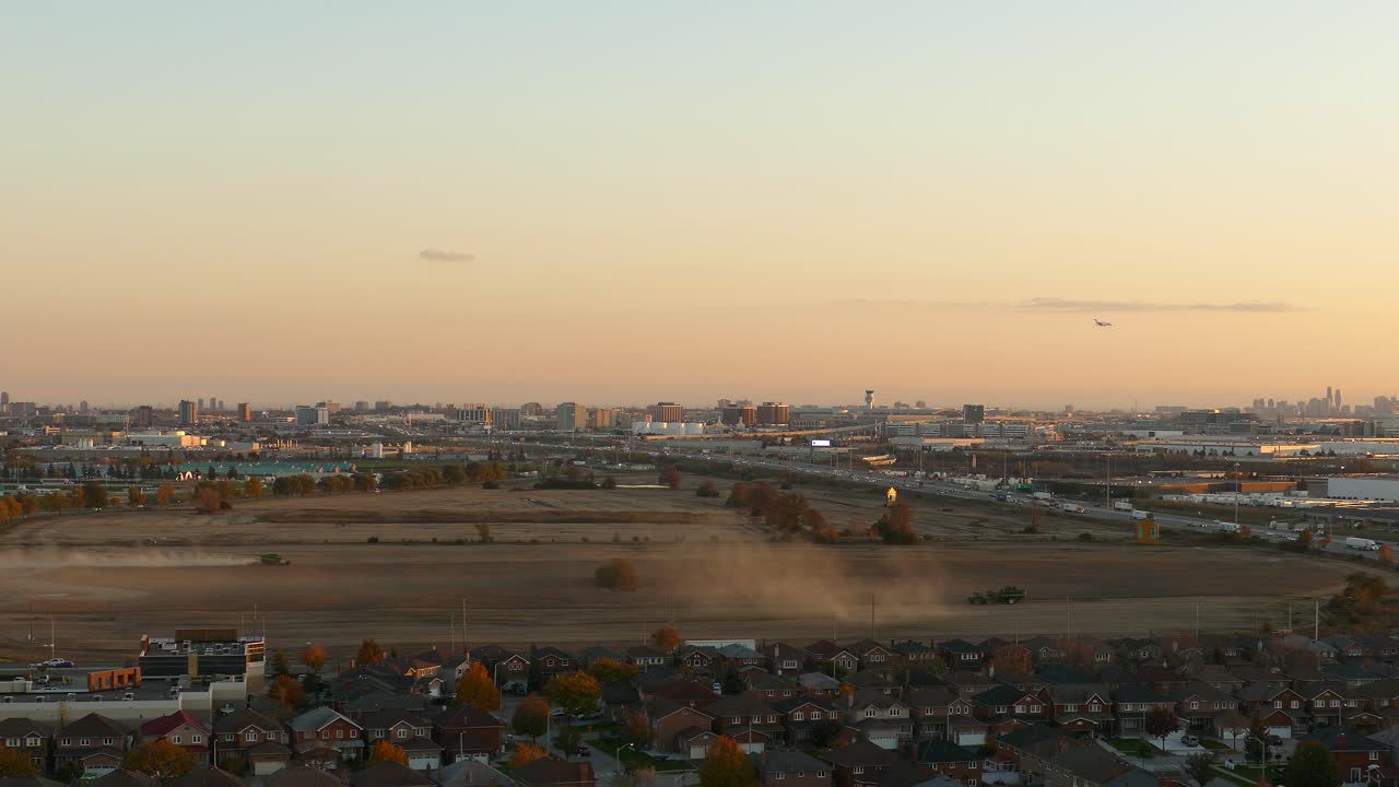 트랙터 가 농경지 를  ⁇ 는 것, 도시 풍경, 스카이라인 건물, 일몰 때 바쁜 고속도로, 온타리아, 캐나다