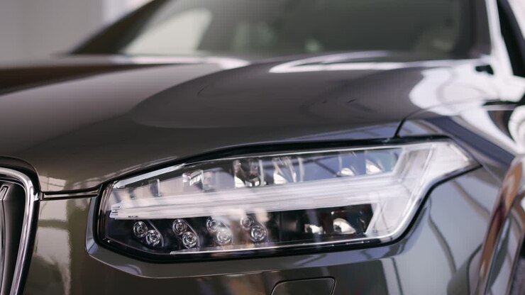 Nuova auto di lusso Volvo XC90 in concessionaria ufficiale, faro sinistro.