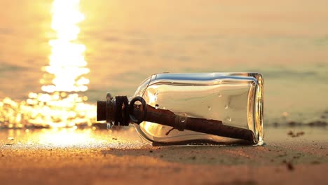 nachricht in der flasche bei sonnenuntergang